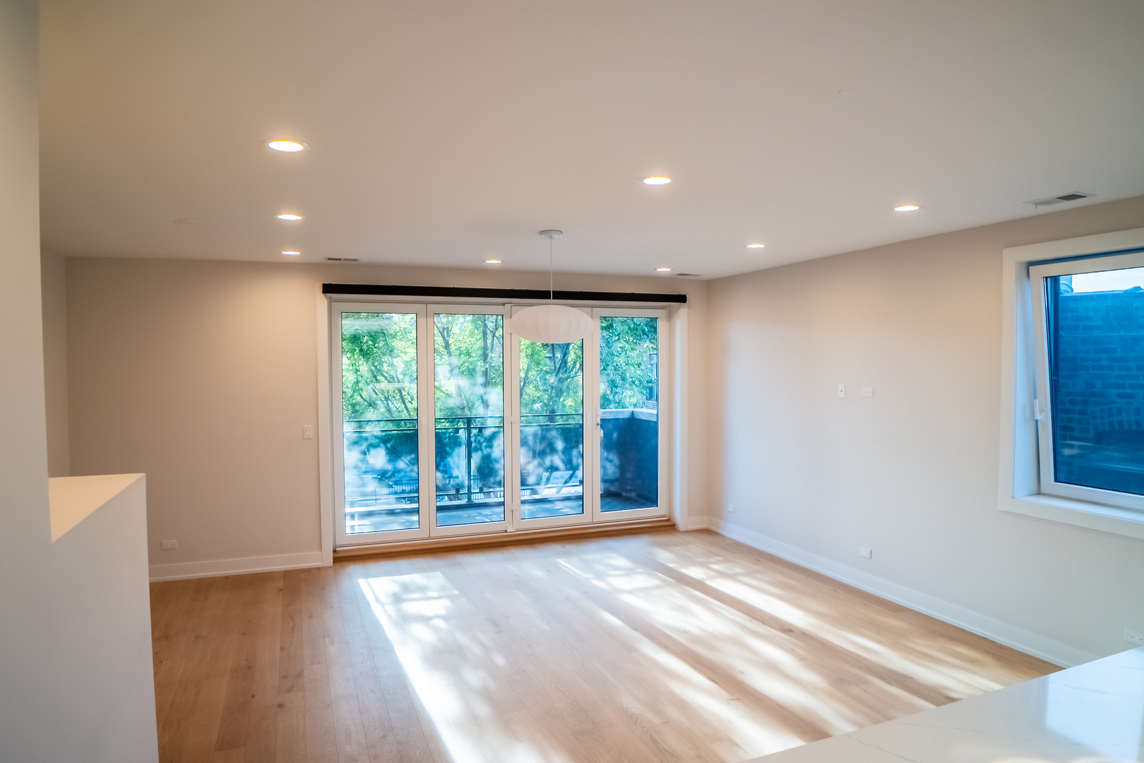 4647 N Clark Street Unit: 2