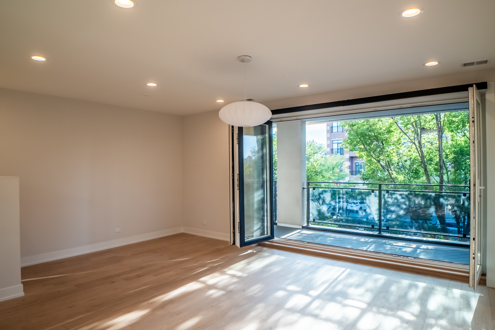 4647 N Clark Street Unit: 2