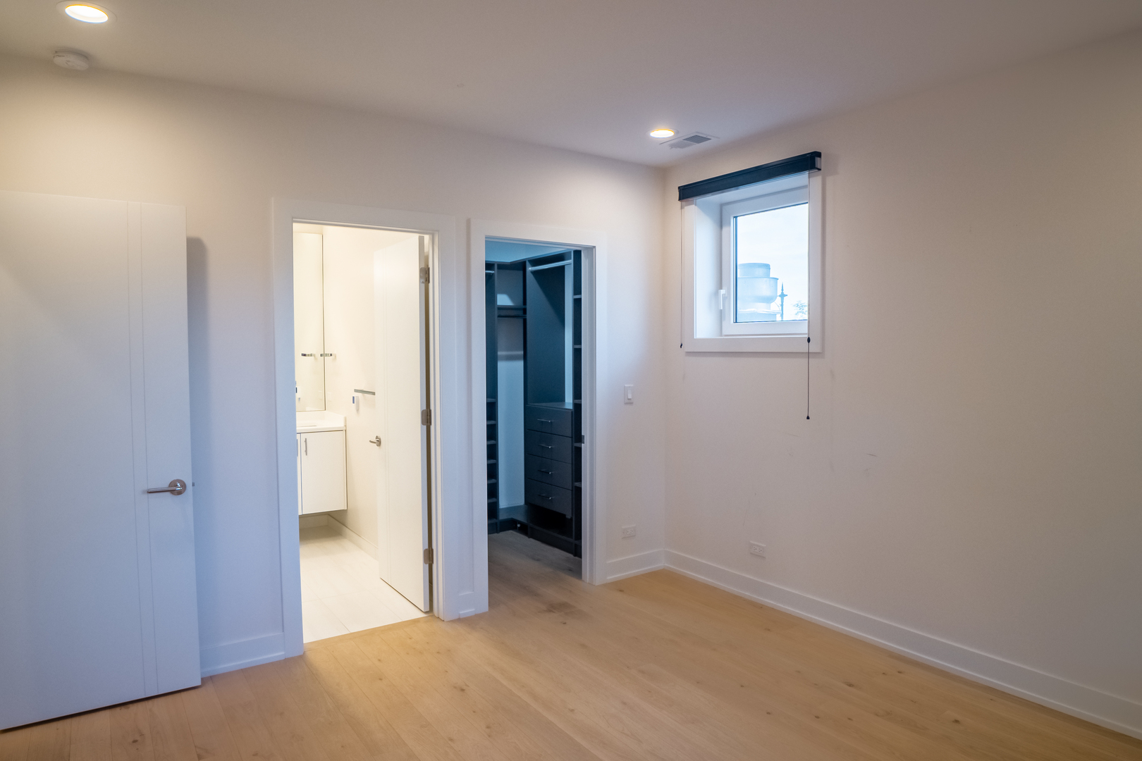 4647 N Clark Street Unit: 2