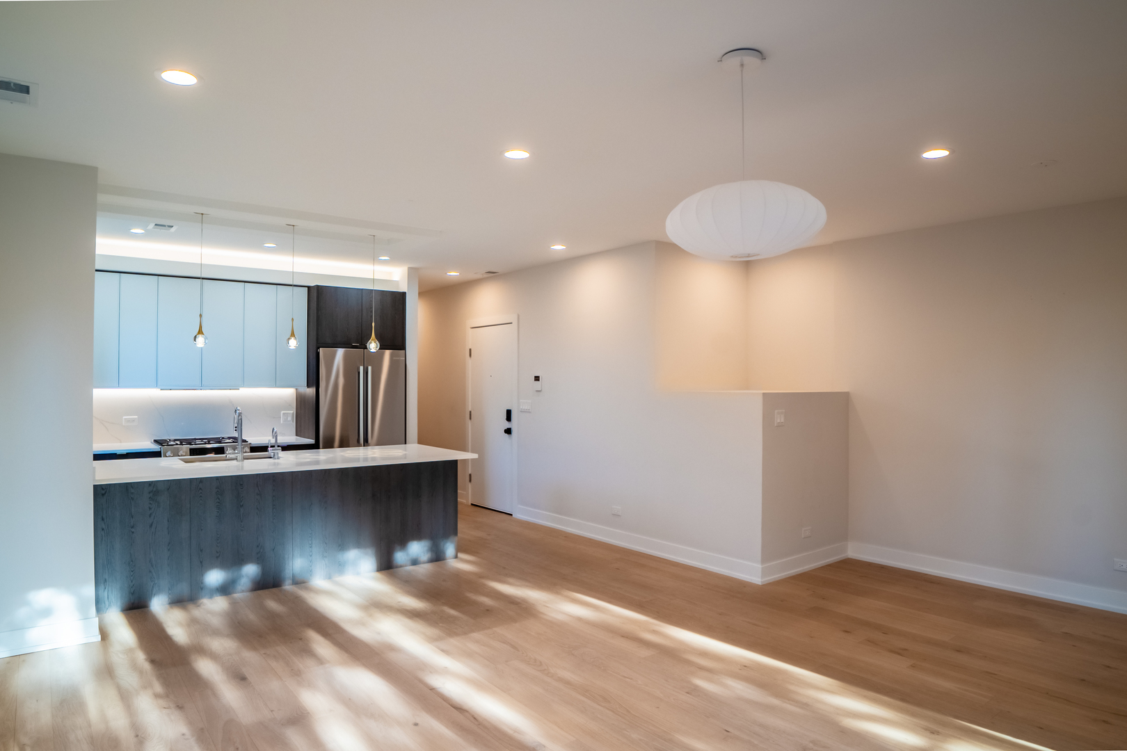 4647 N Clark Street Unit: 2