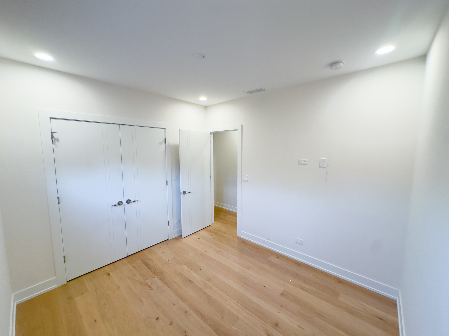 4647 N Clark Street Unit: 2