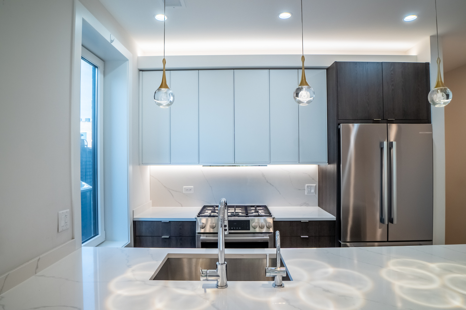 4647 N Clark Street Unit: 2