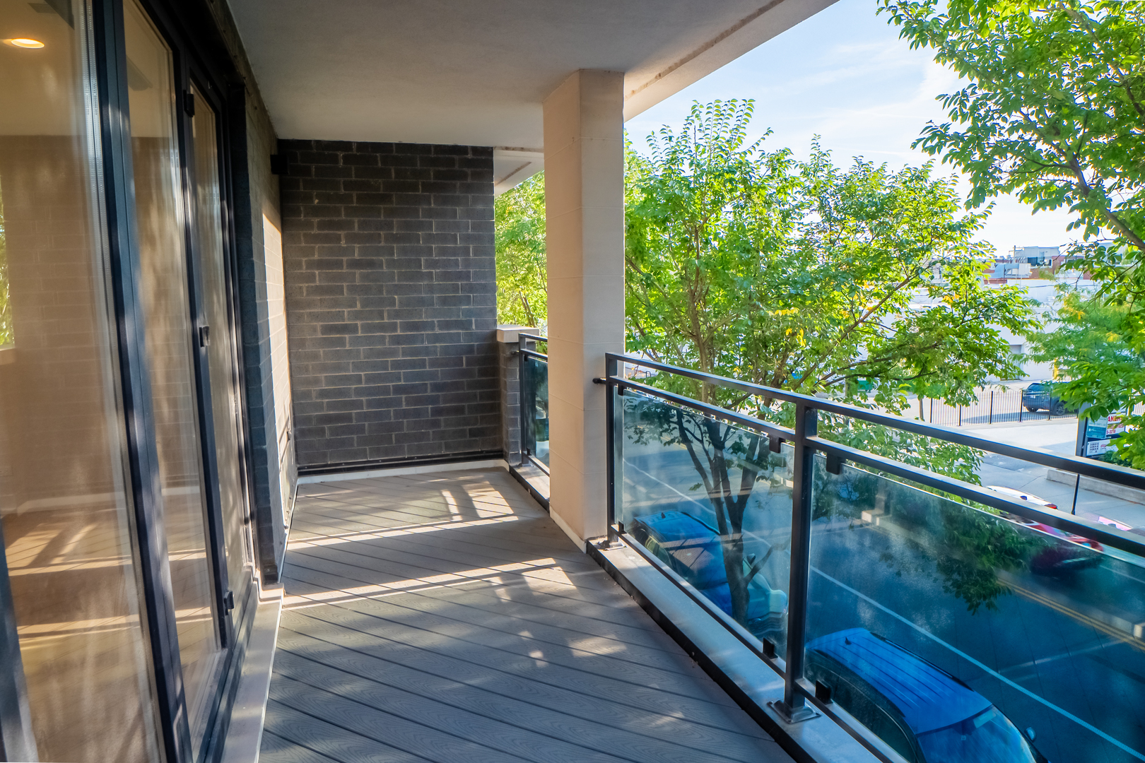 4647 N Clark Street Unit: 2