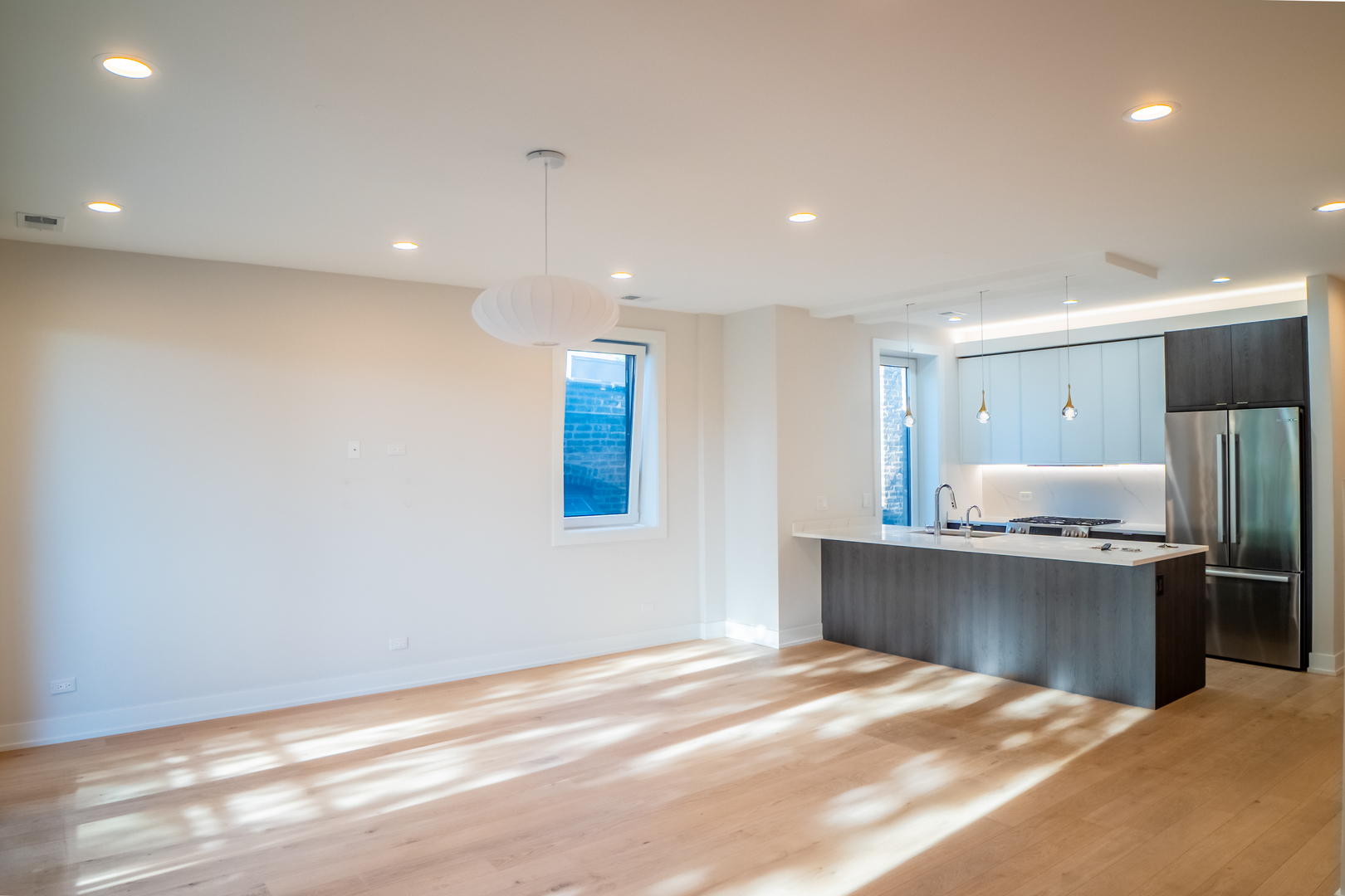 4647 N Clark Street Unit: 2