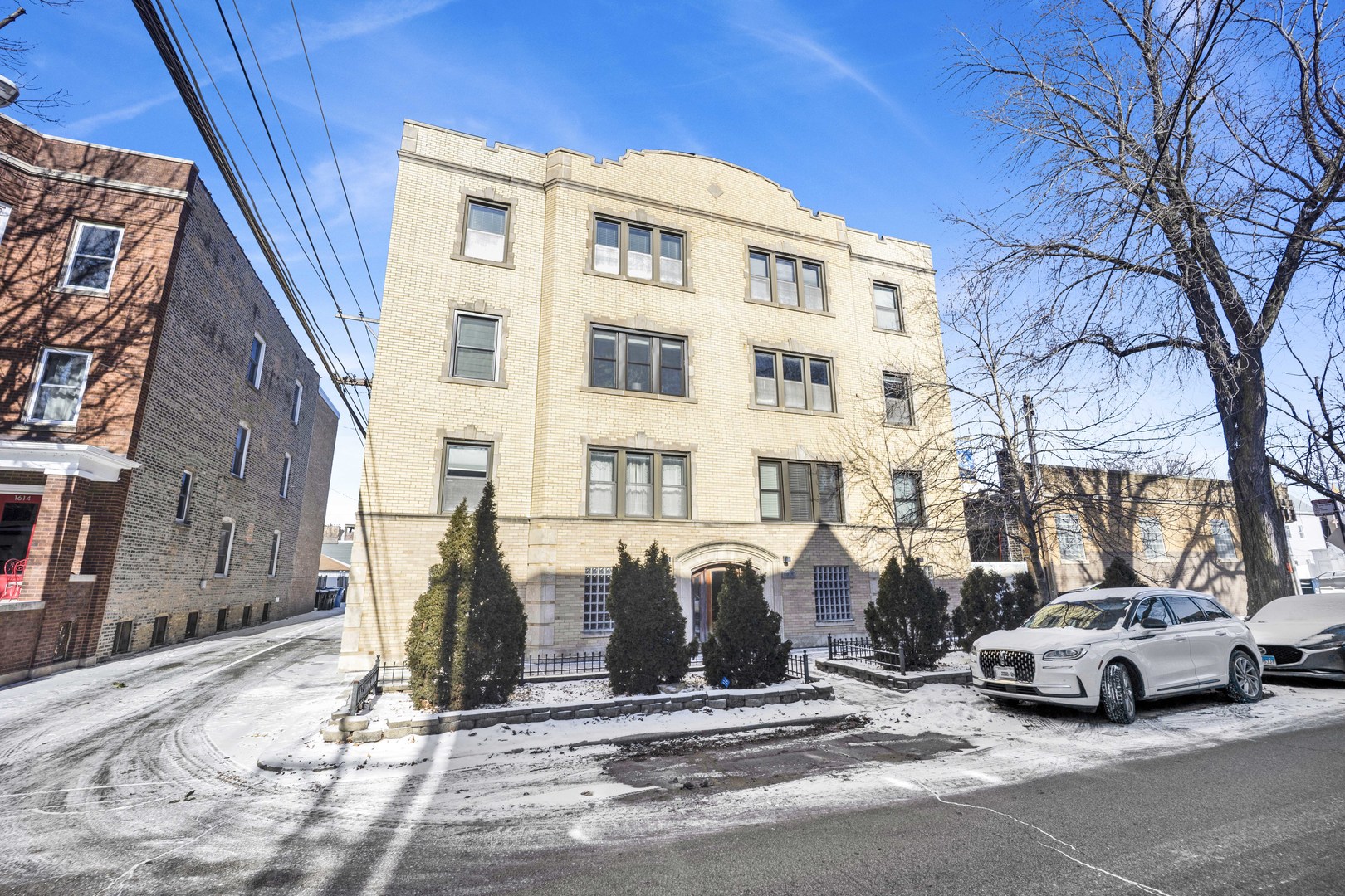 1608 W BYRON Street Unit: 2E