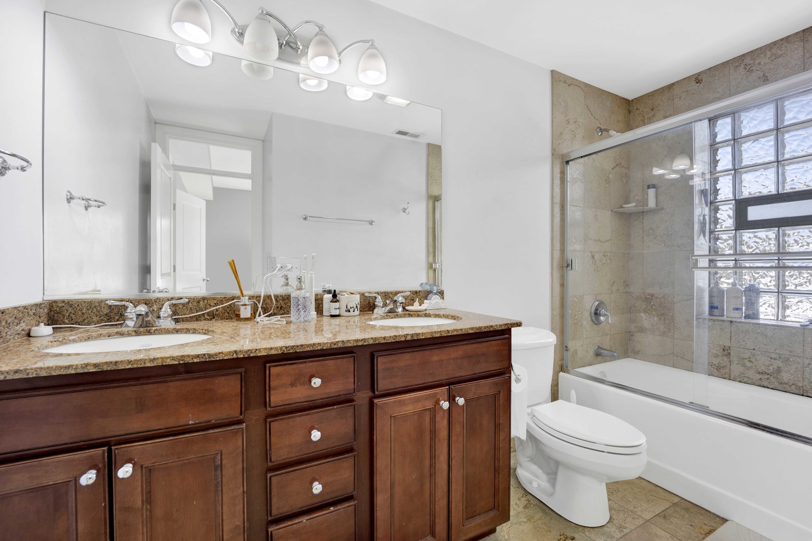 1608 W BYRON Street Unit: 2E