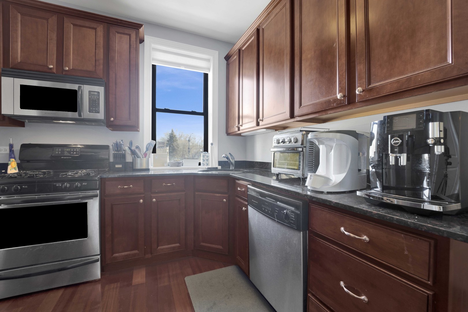 1608 W BYRON Street Unit: 2E