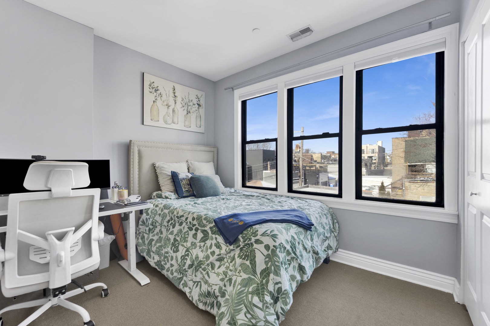 1608 W BYRON Street Unit: 2E