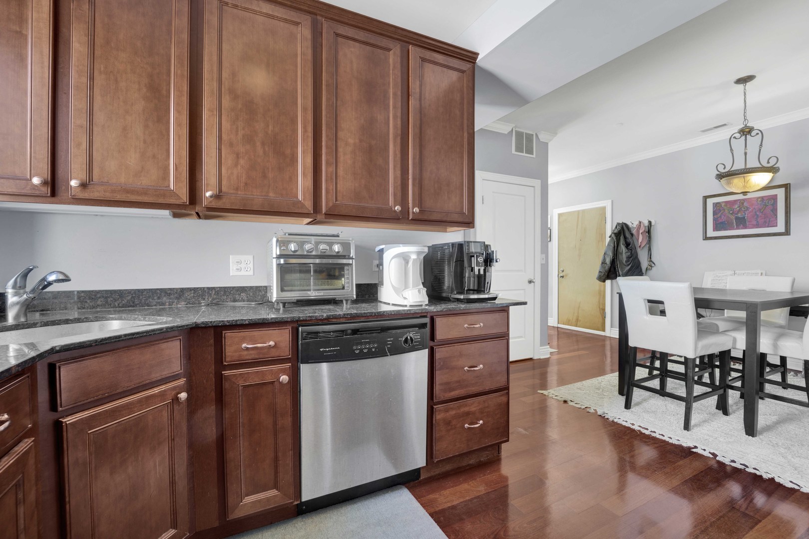 1608 W BYRON Street Unit: 2E