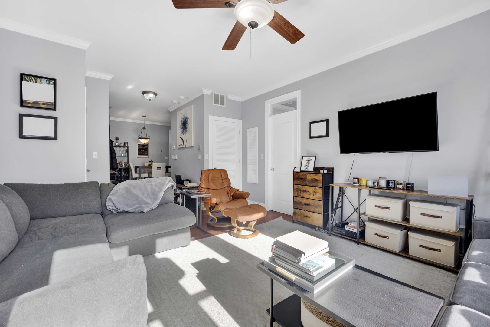 1608 W BYRON Street Unit: 2E