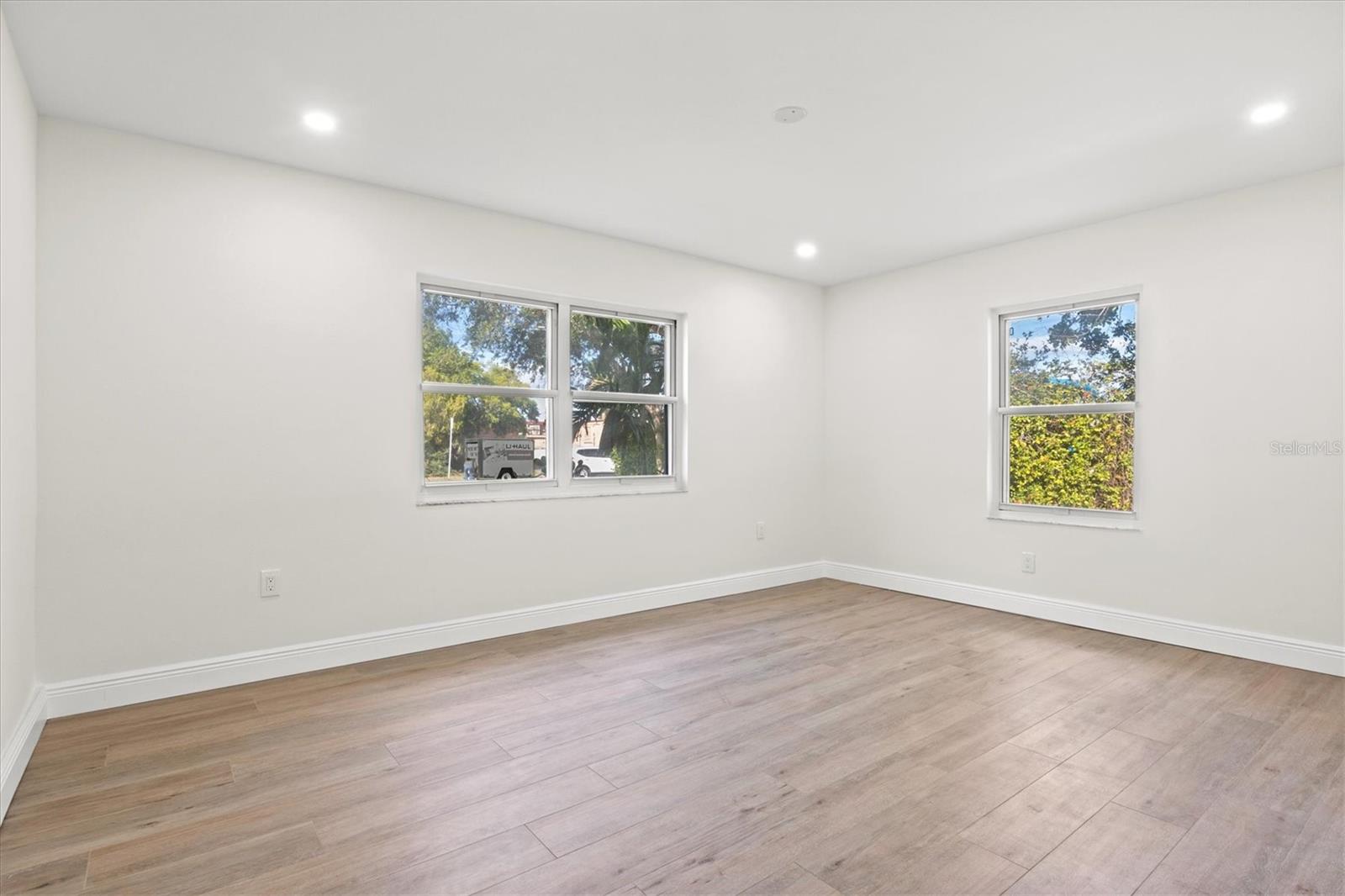 368 HERNANDO AVE