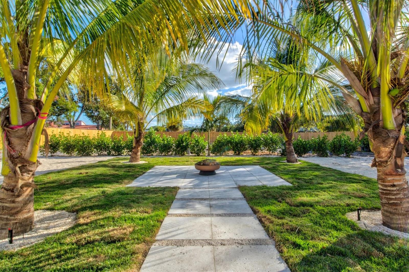 368 HERNANDO AVE