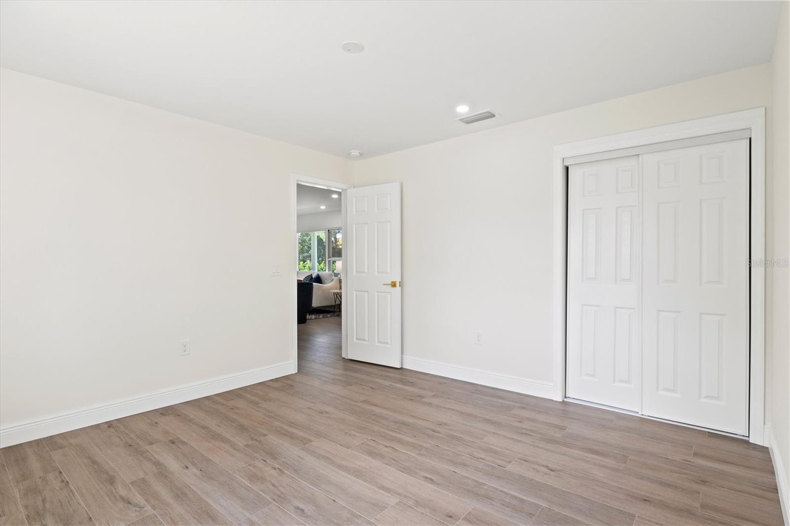 368 HERNANDO AVE