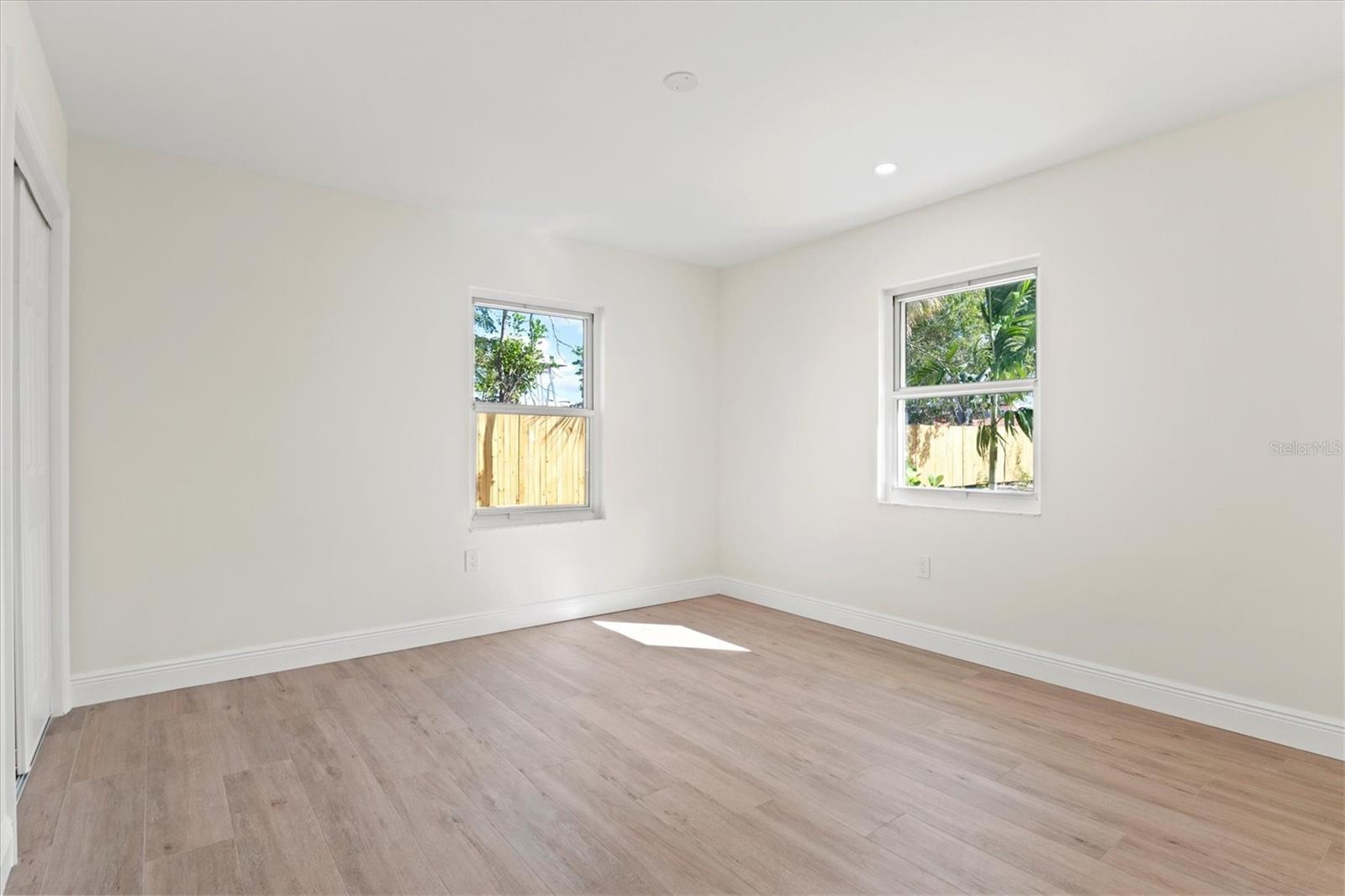 368 HERNANDO AVE