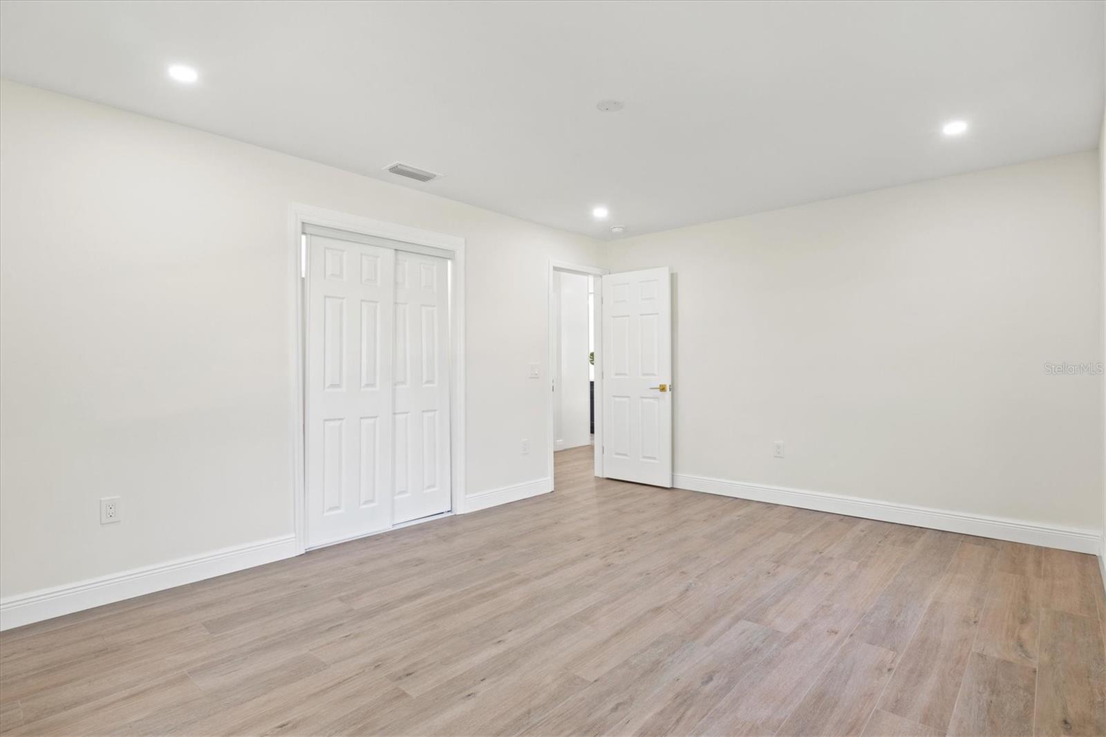 368 HERNANDO AVE