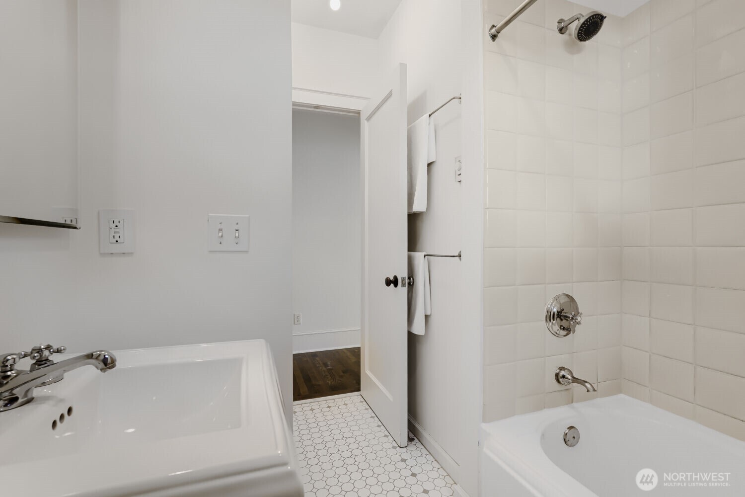 317 Lakeside Avenue S Unit: 3