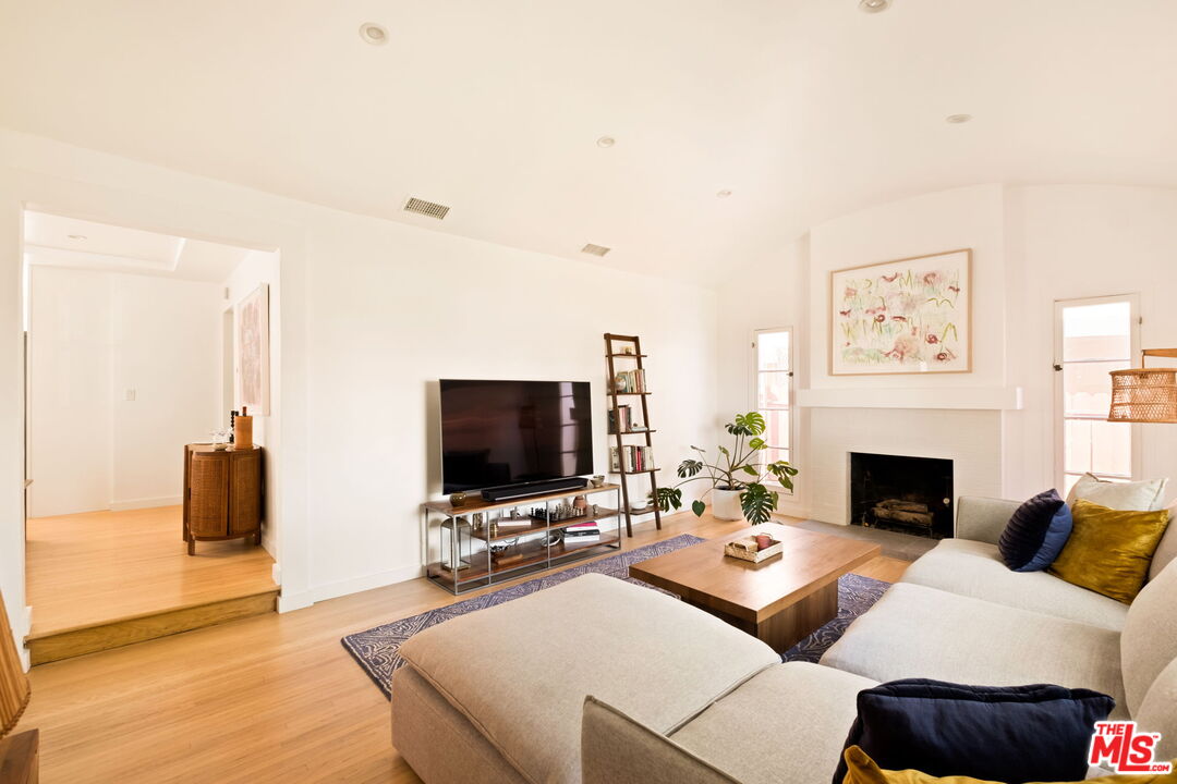 1615 S Crescent Heights Blvd