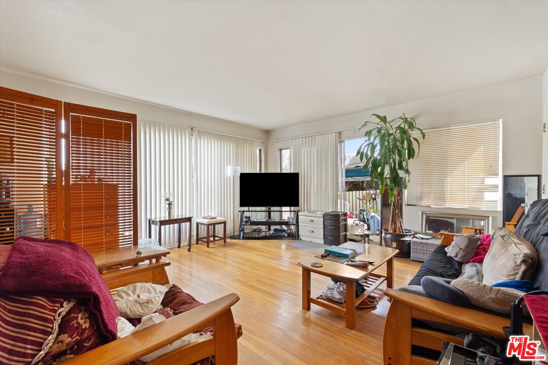 3728 Redondo Beach Blvd