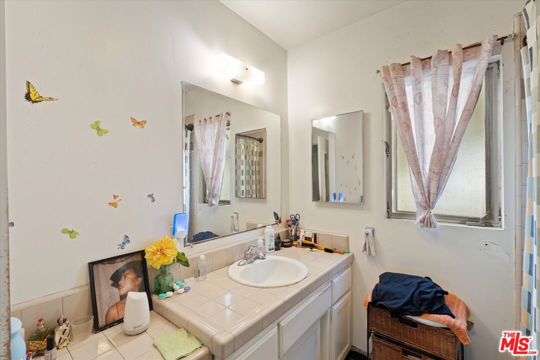 3728 Redondo Beach Blvd