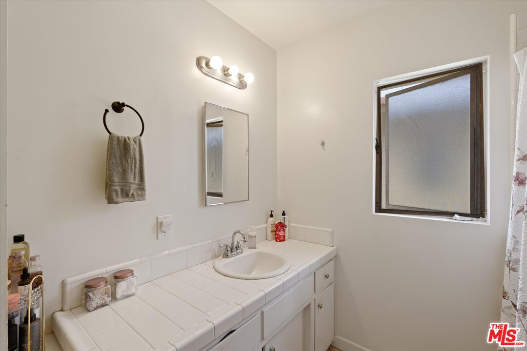 3728 Redondo Beach Blvd