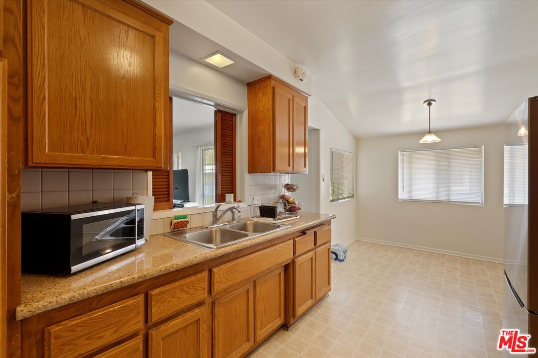 3728 Redondo Beach Blvd