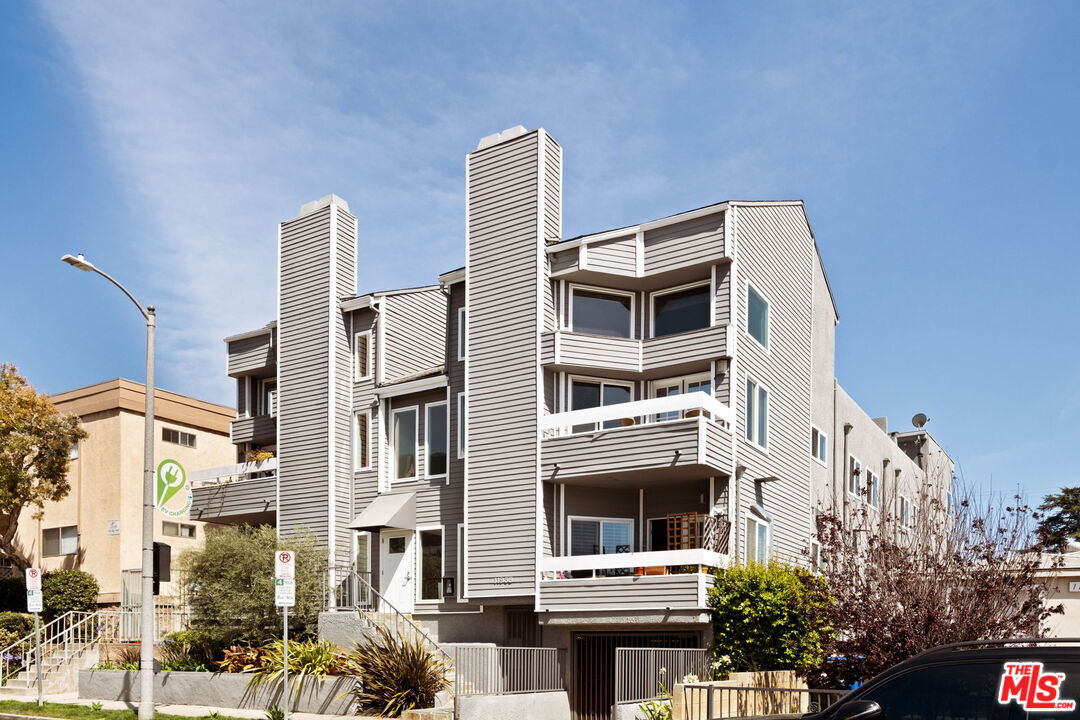 11938 Courtleigh Dr Unit: 8