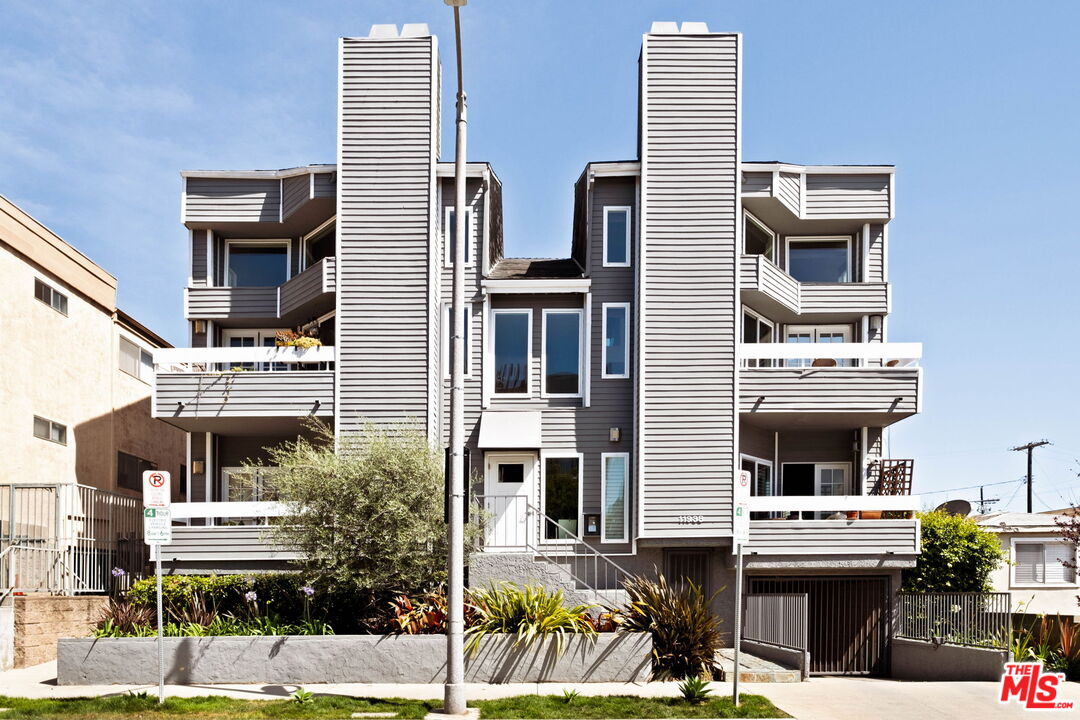 11938 Courtleigh Dr Unit: 8