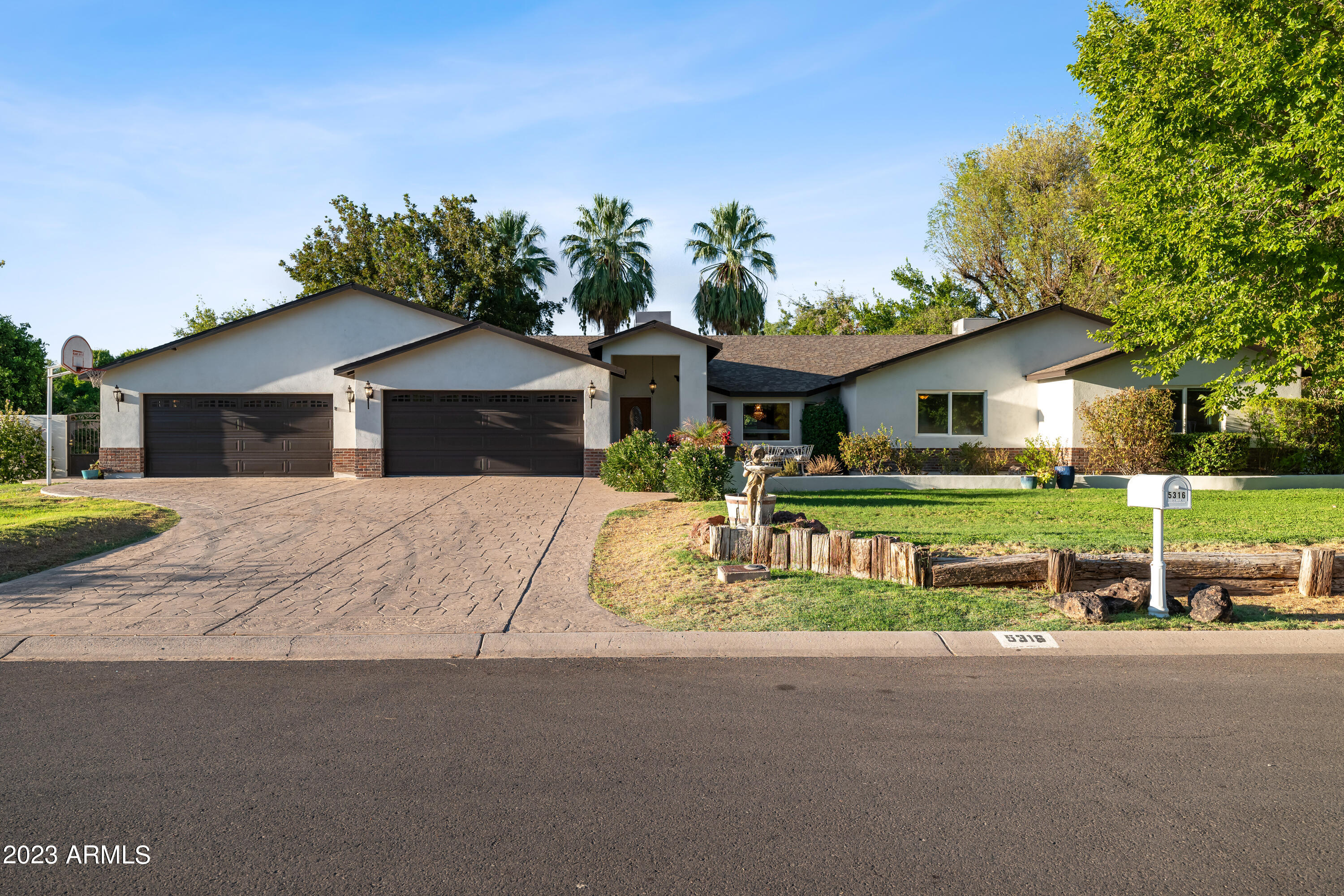 5316 E VOLTAIRE Avenue