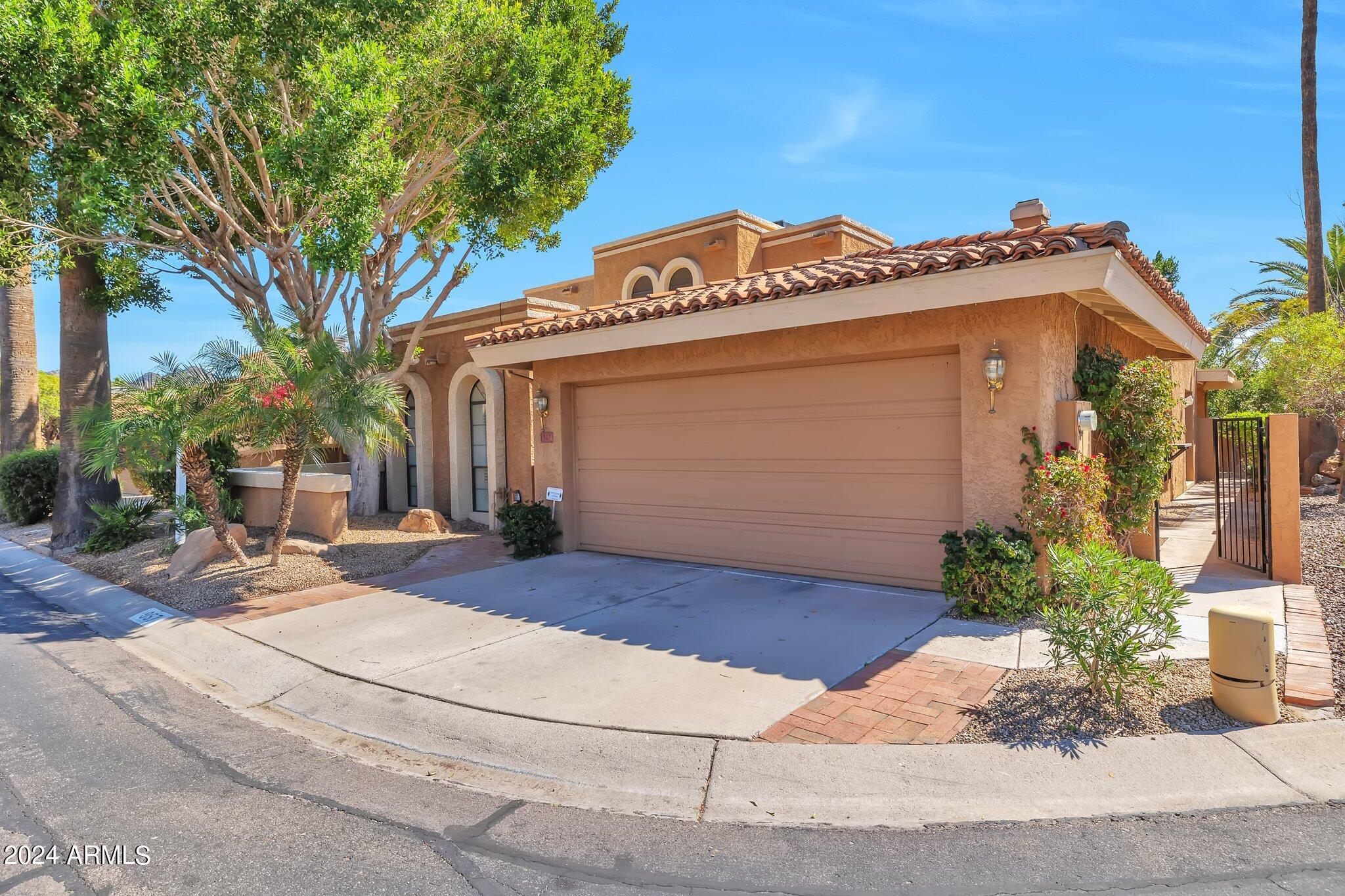 957 E LOIS Lane
