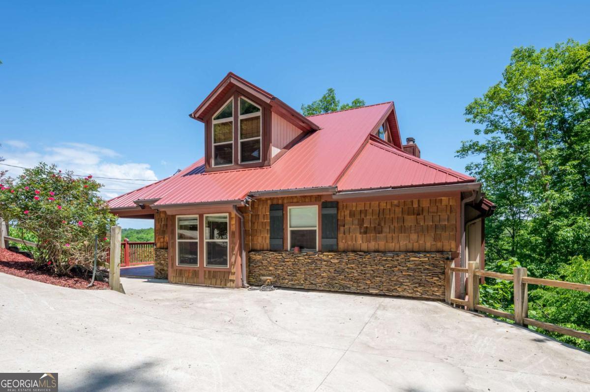 561 Summit Lane