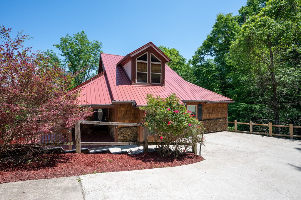 561 Summit Lane