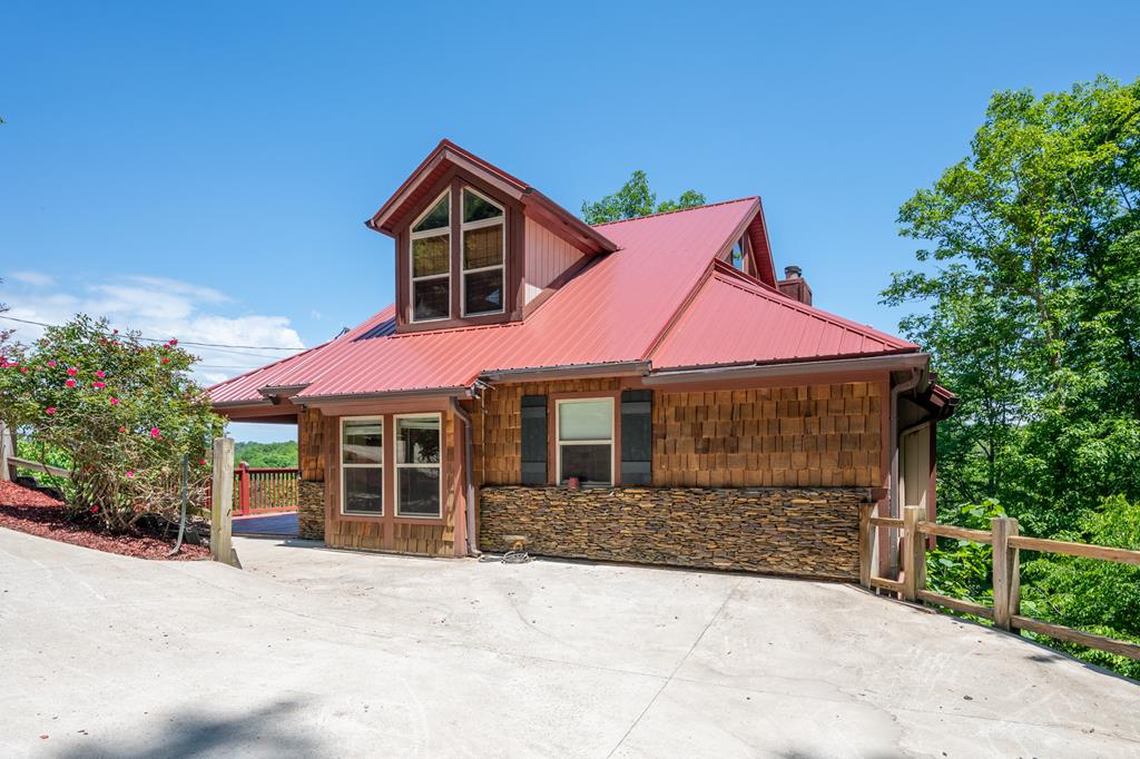 561 Summit Lane