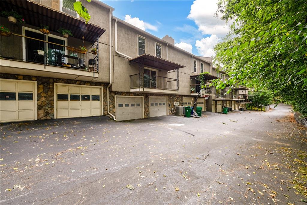 1746 WOODCLIFF Place NE