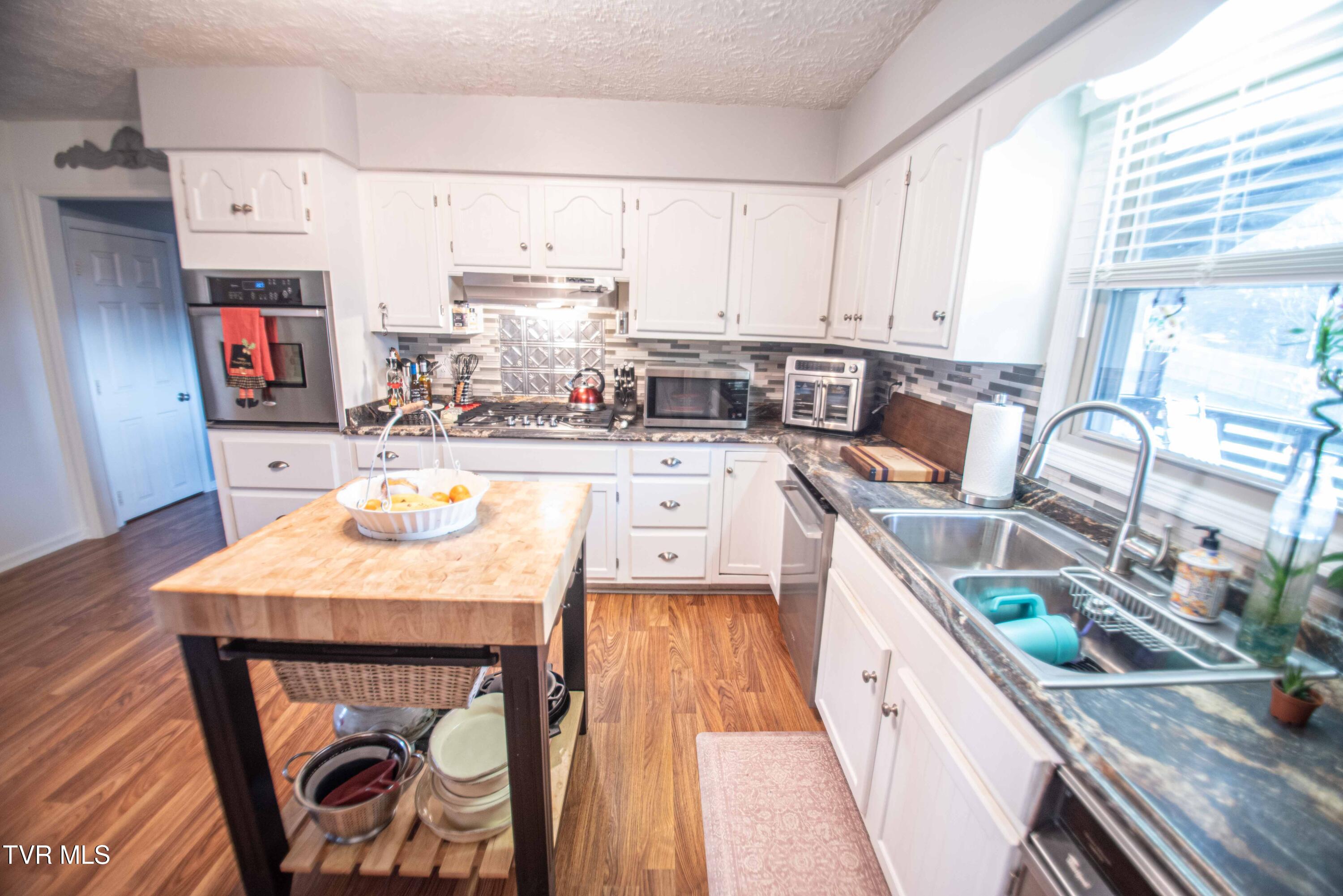 128 Meadow Glade Circle