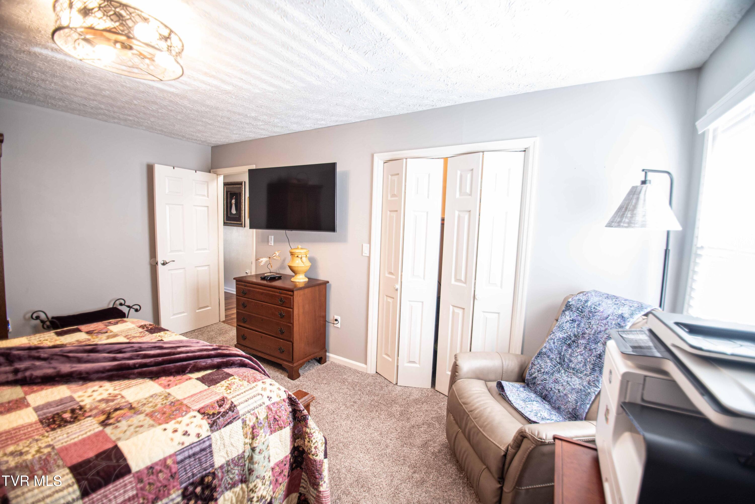 128 Meadow Glade Circle