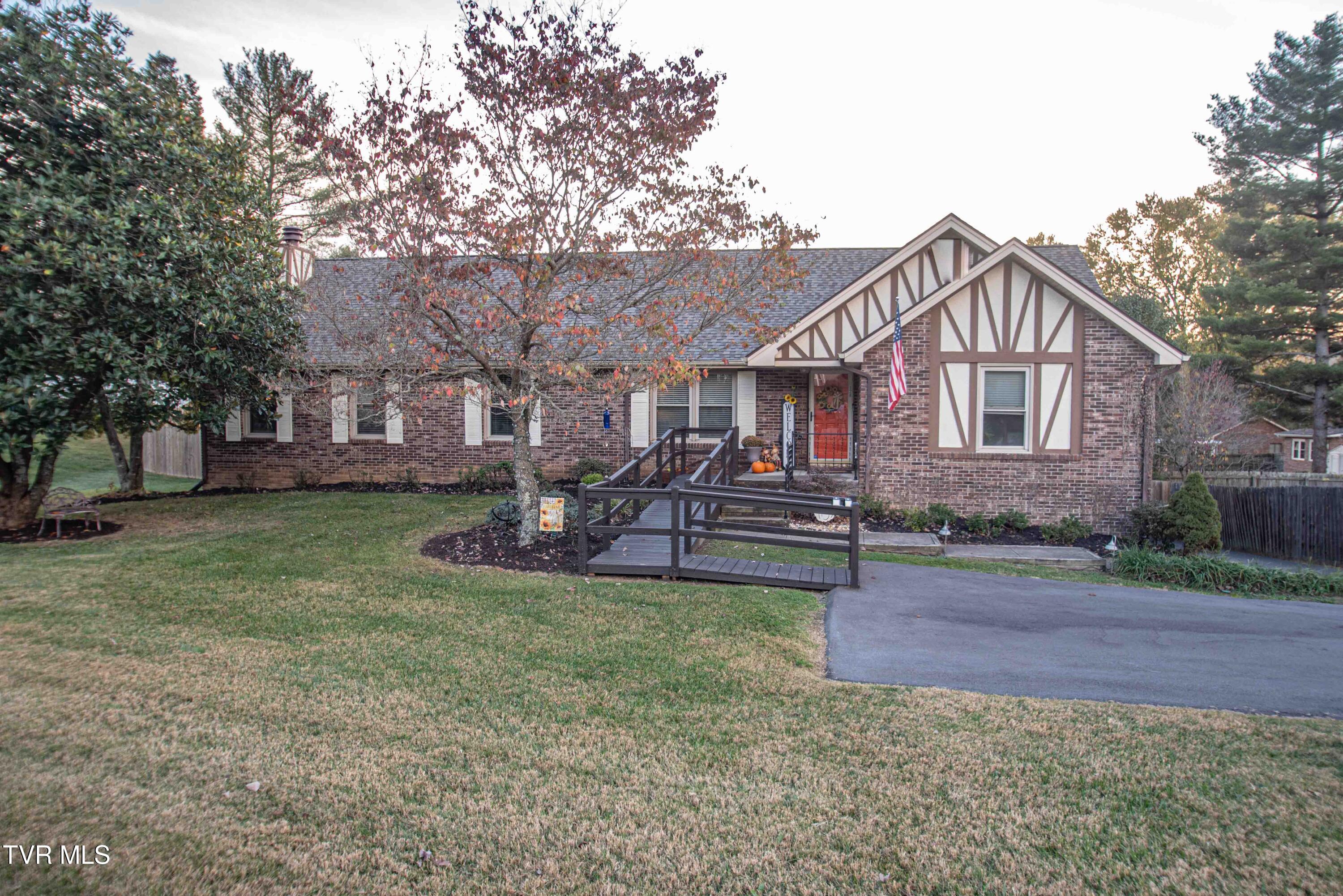 128 Meadow Glade Circle