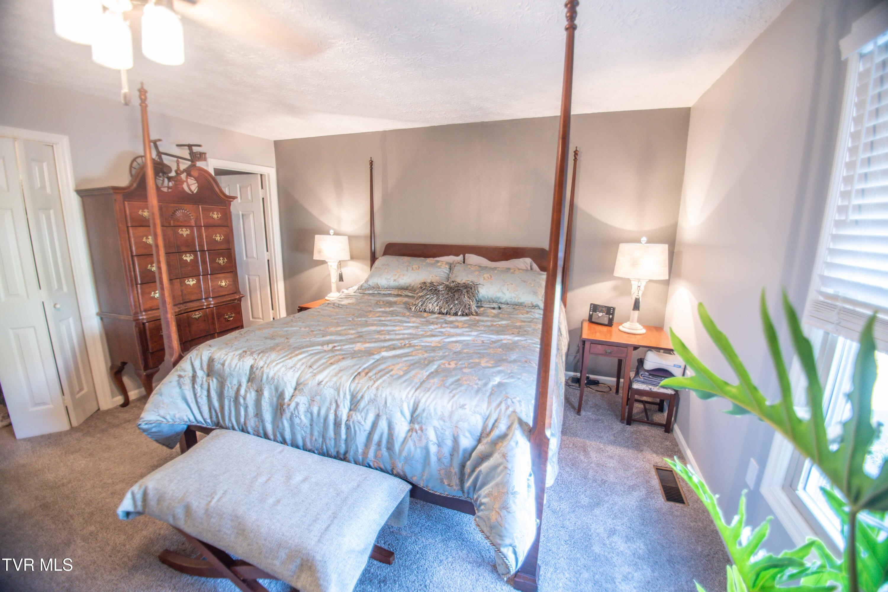 128 Meadow Glade Circle