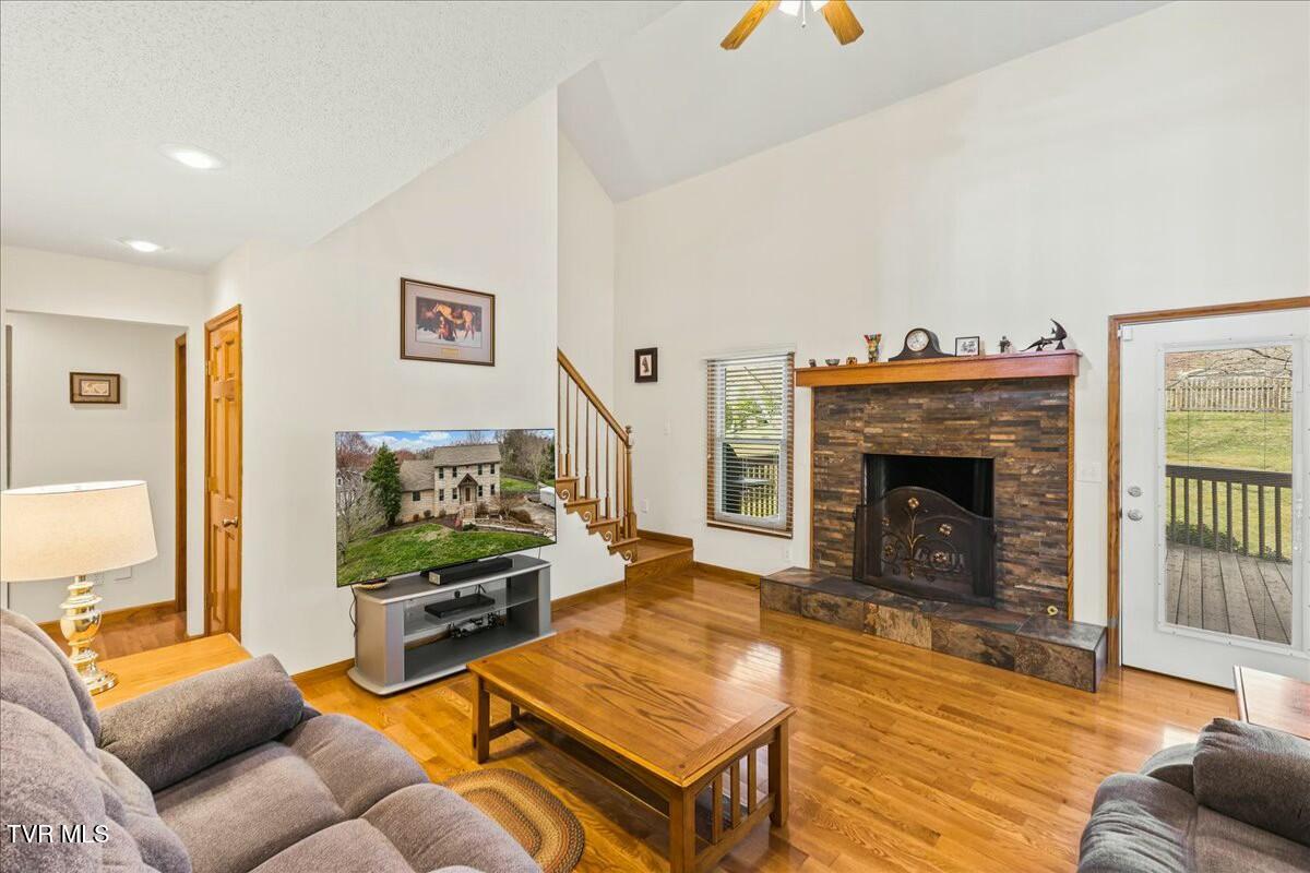 1712 Cooks Valley Road