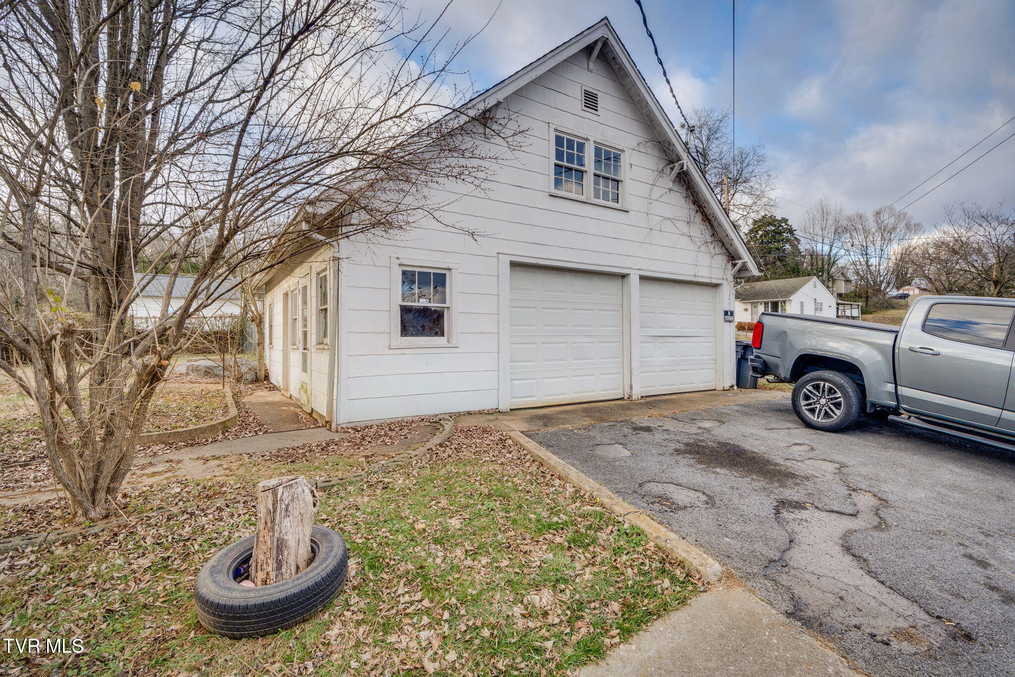 2704 Fort Henry Drive