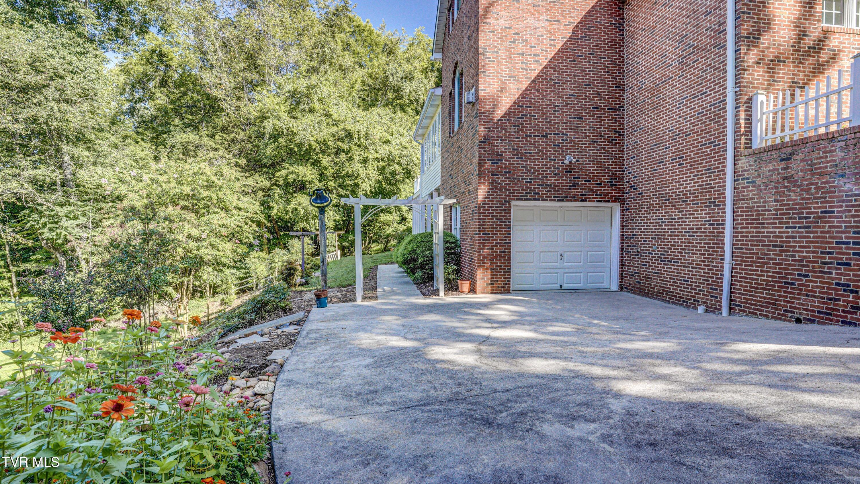 1212 Wahoo Valley Road