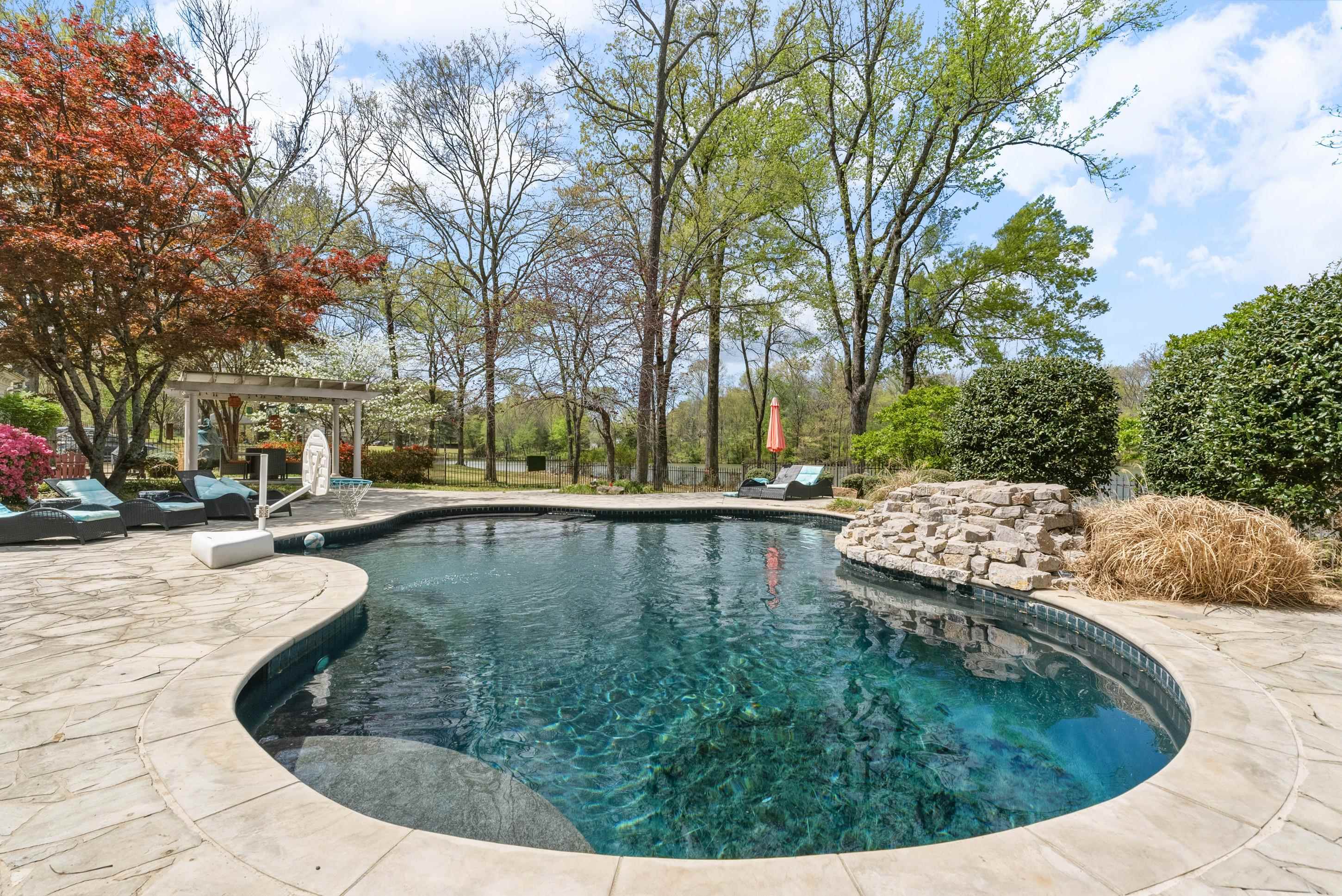 6048 WILLOUGHBY OAK LN