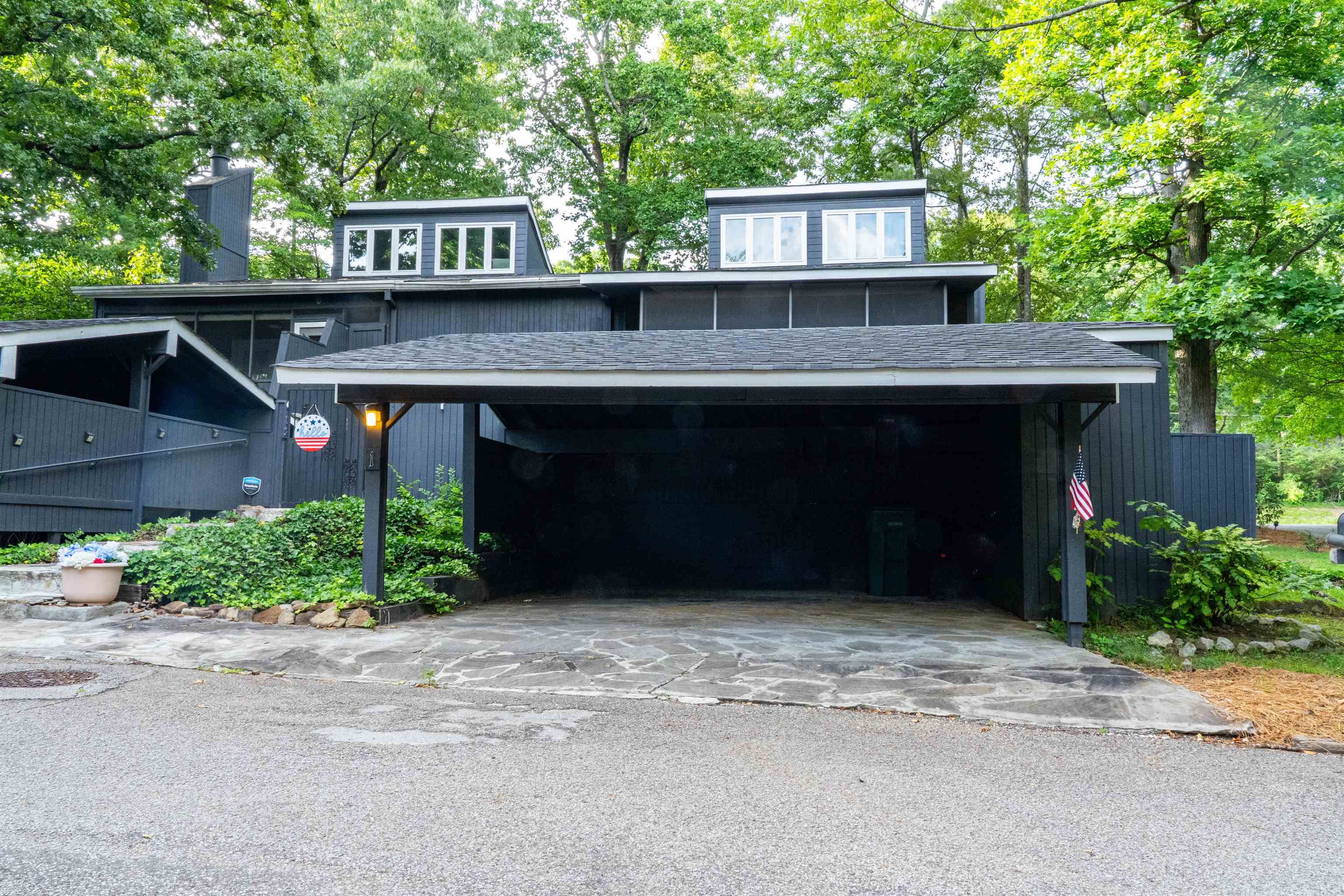 1104 N PARKWAY ST Unit: 1