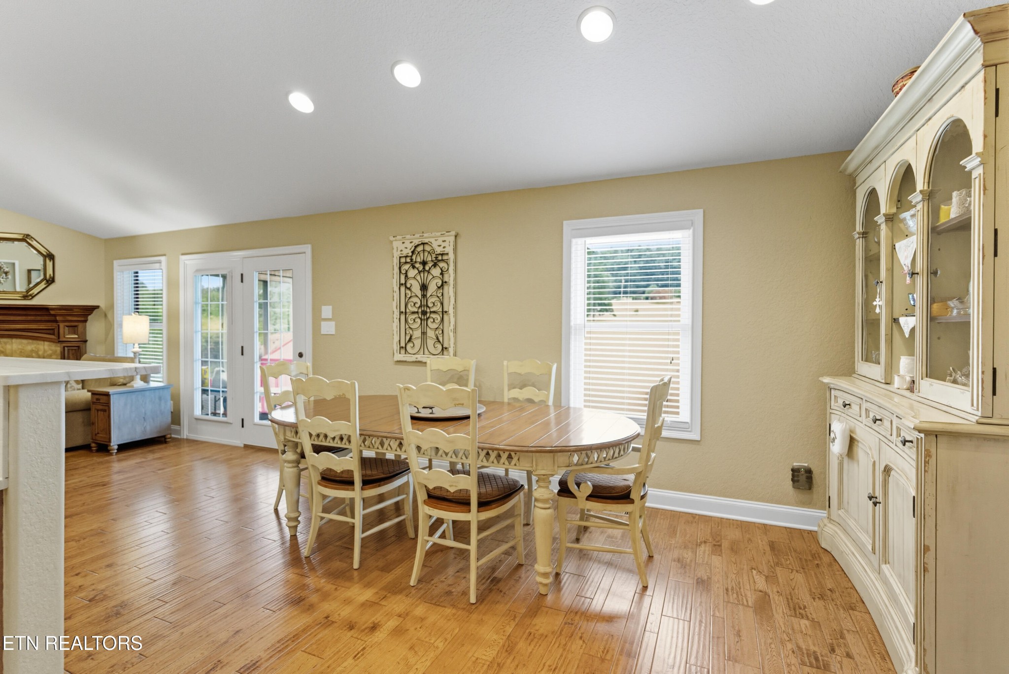 8261 Greenwell Rd
