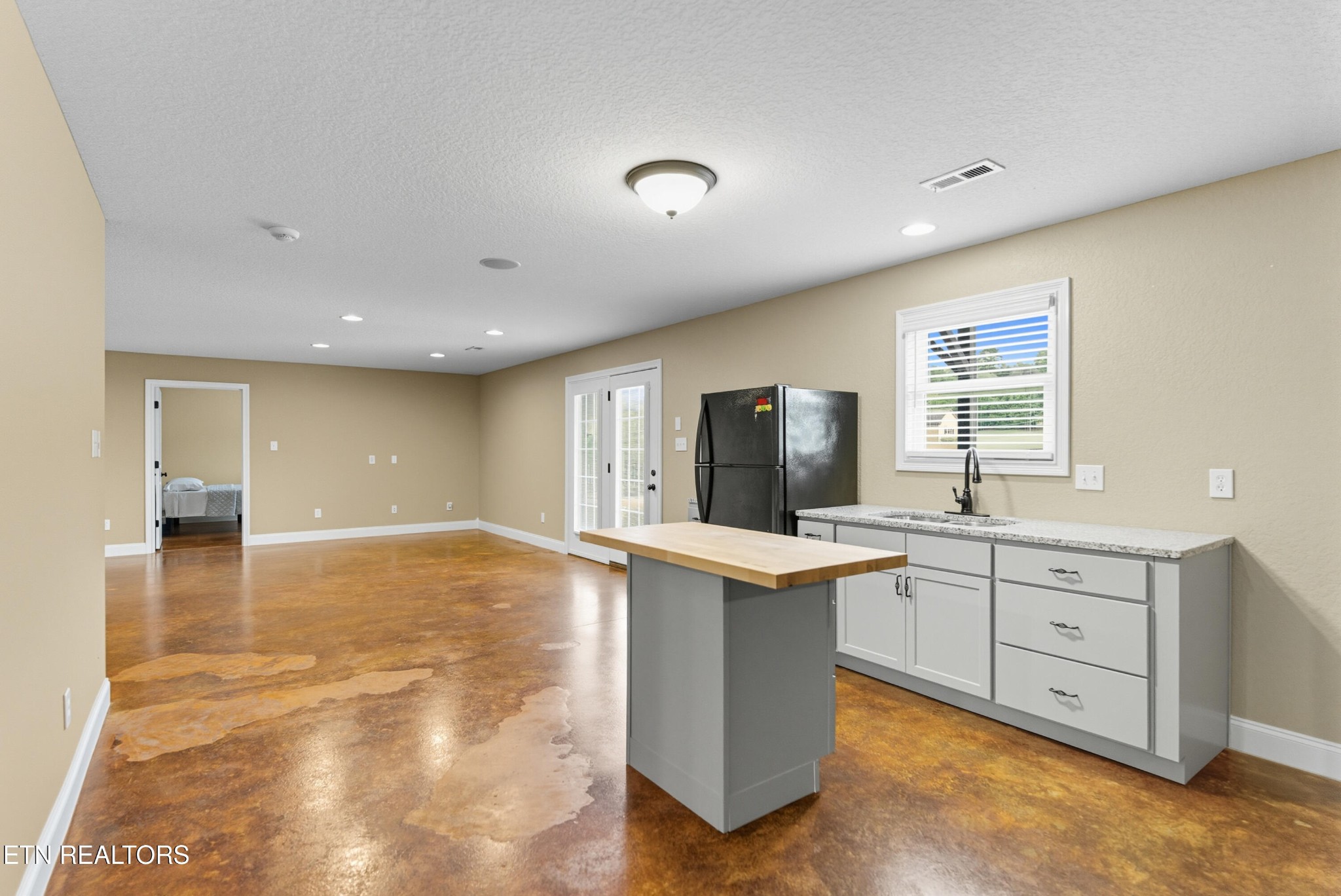 8261 Greenwell Rd