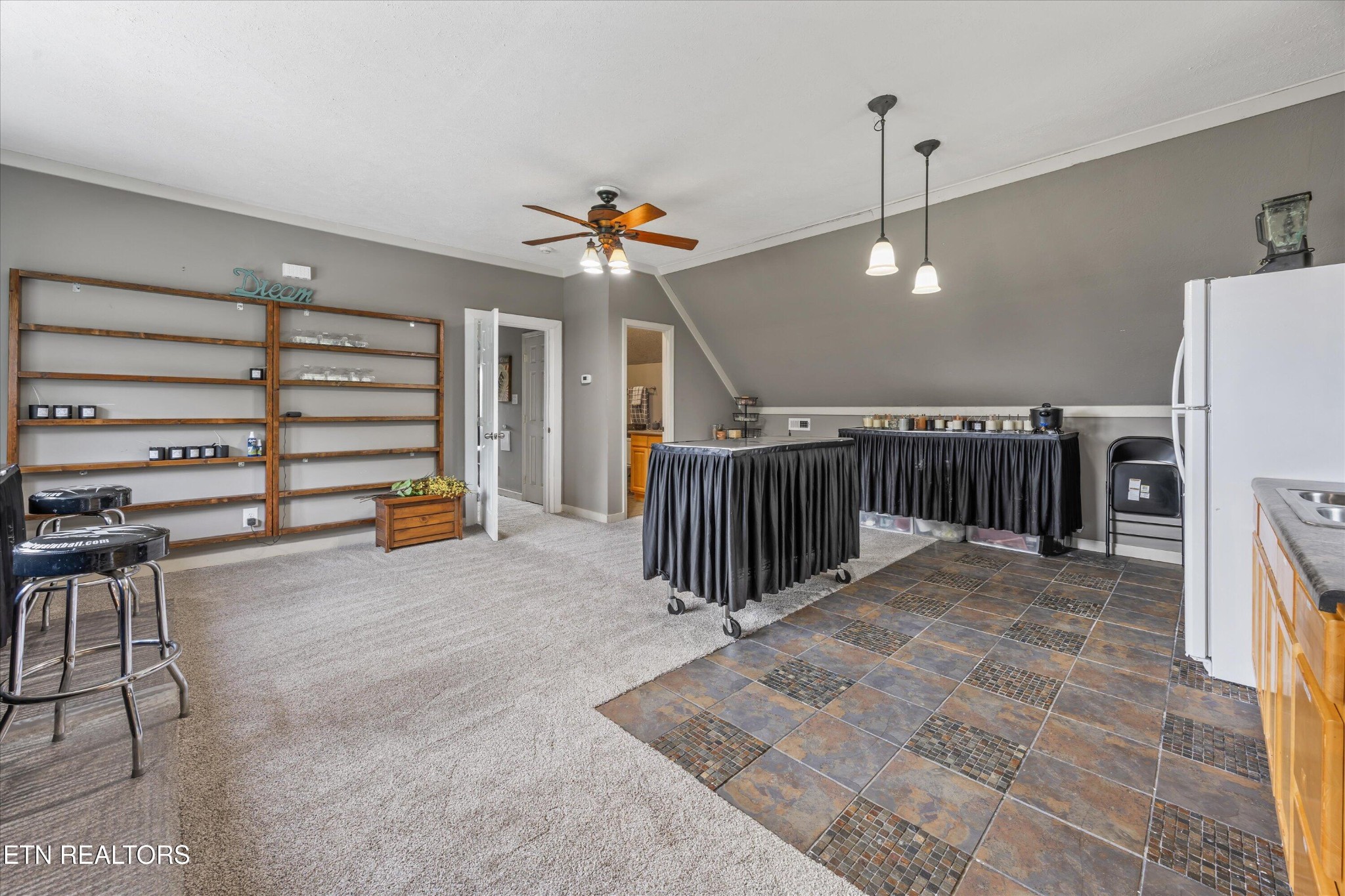 7876 Hines Valley Rd