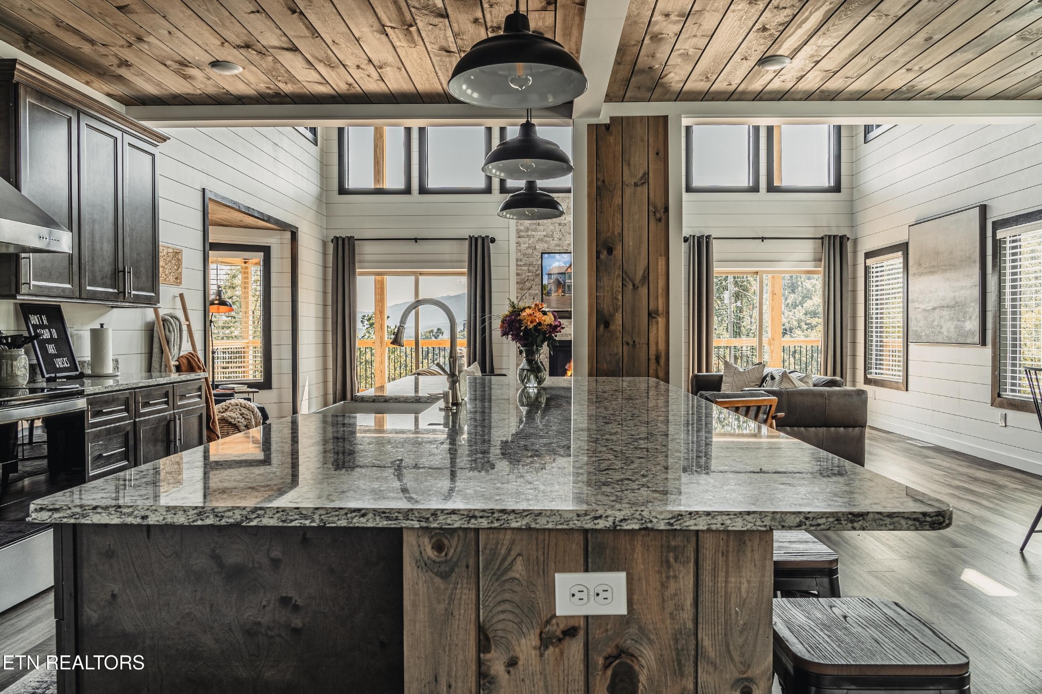 633 Pinecrest Drive
