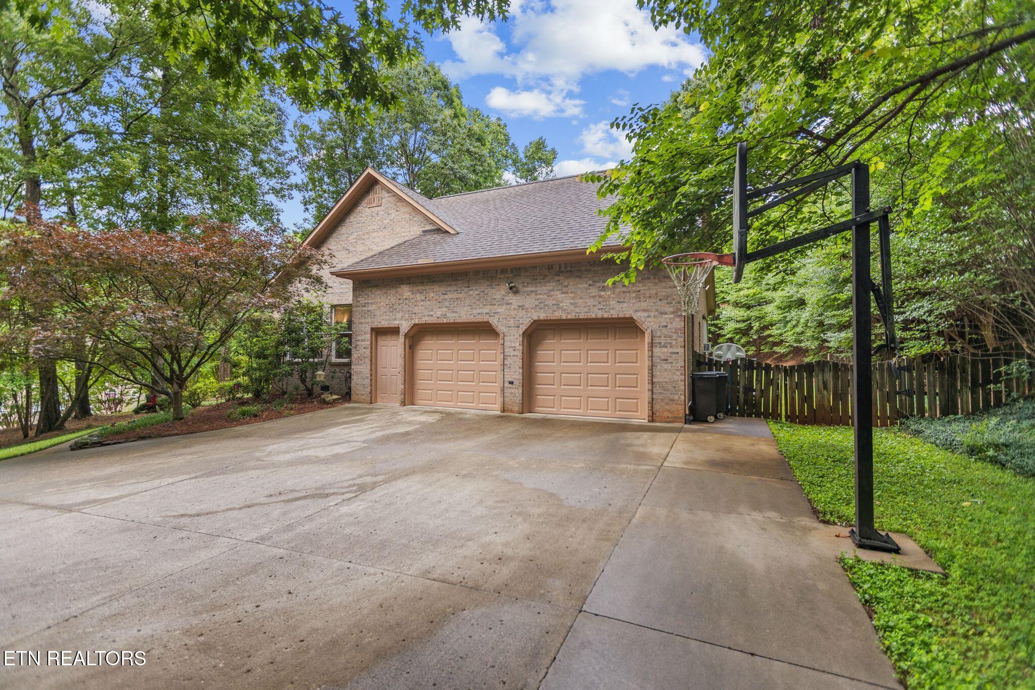 5227 Beverly Oaks Drive