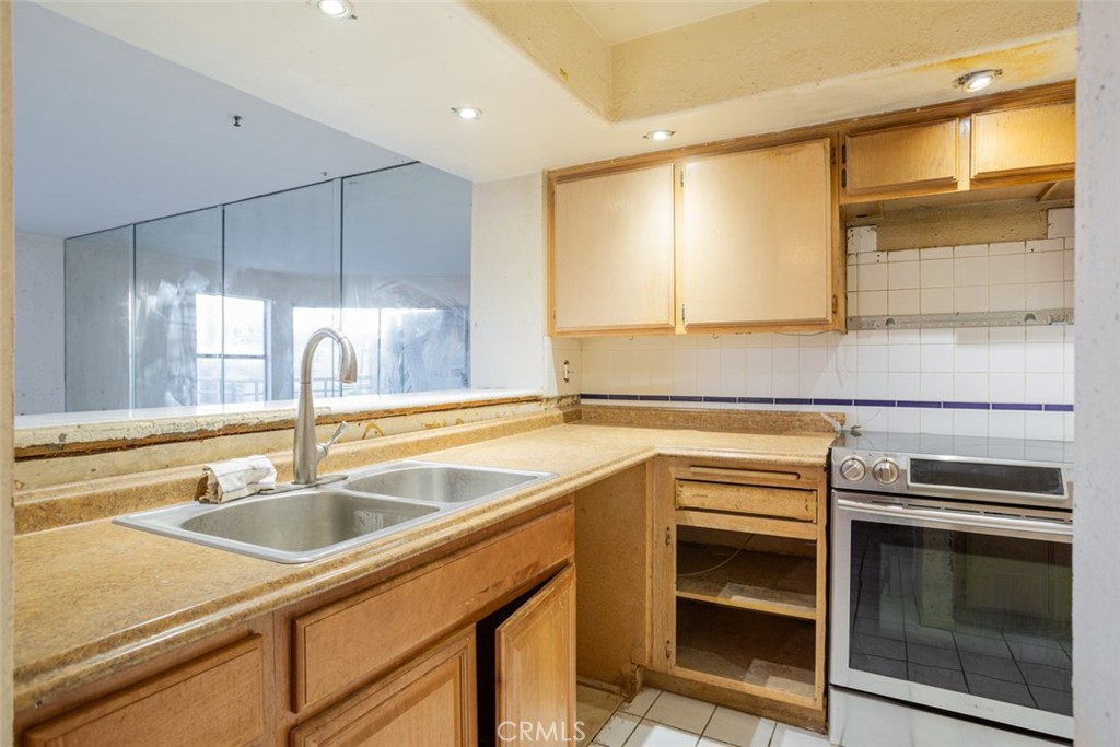 1200 Pacific Coast 325