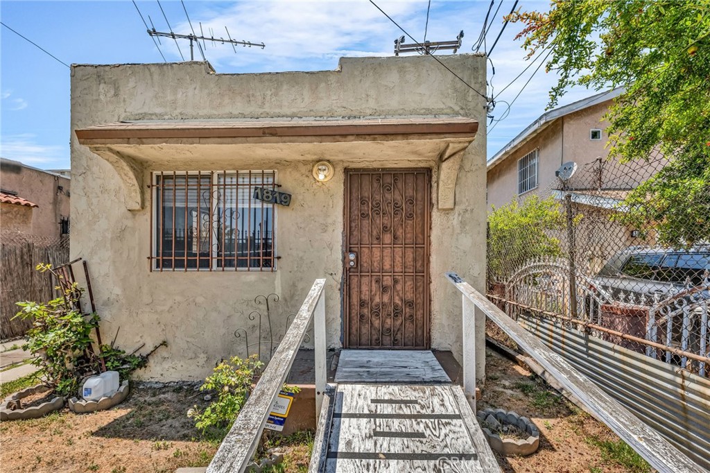 1819 Cerritos Avenue