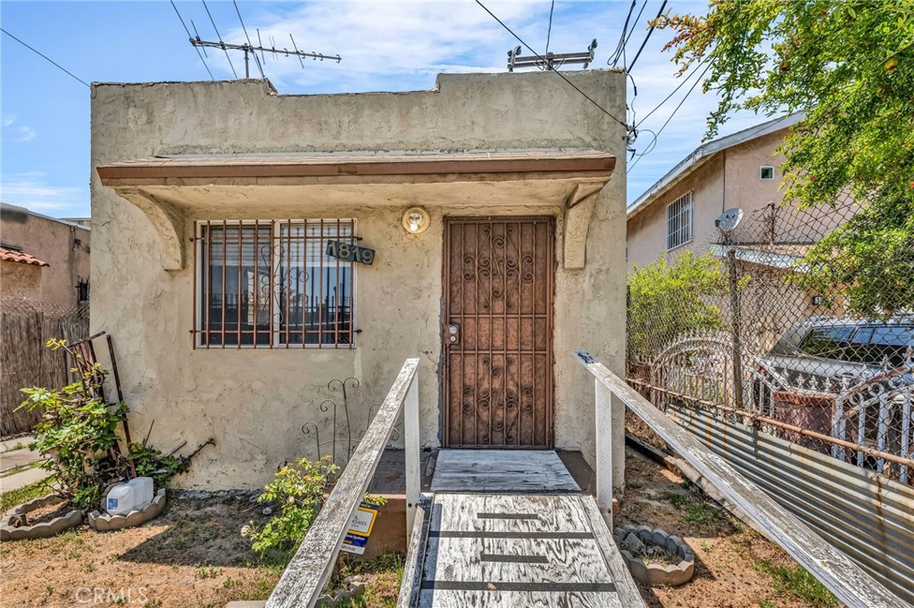 1819 Cerritos Avenue